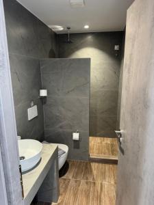 Ein Badezimmer in der Unterkunft Madaky Hotel