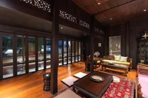 un soggiorno con un divano e un tavolo di Syama Residence and Café a Phra Nakhon Si Ayutthaya