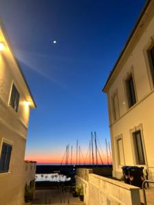 a view of the ocean from between two buildings at Ary's House -Profumo di salmastro in San Vincenzo
