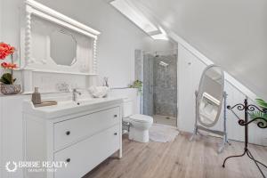 邦加里Bella Abode on Bribie - Loft with Pool的带水槽和马桶的白色浴室 更多16张照片