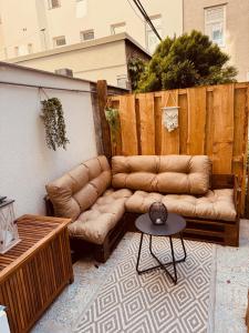 Posezení v ubytování Urban Hideaway Cozy Loft, Green Courtyard and AC