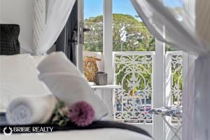 邦加里Bella Abode on Bribie - Loft with Pool的一间带床的卧室和一个可欣赏美景的阳台