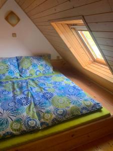 Postel nebo postele na pokoji v ubytování Chalupa pod Posklu