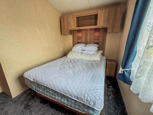 Ένα ή περισσότερα κρεβάτια σε δωμάτιο στο 8 Berth Caravan With Wifi At Sunnydale Park In Skegness Ref 35220Kc