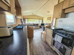 Köök või kööginurk majutusasutuses Lovely 6 Berth Caravan At Sunnydale Holiday Park Ref 35375S