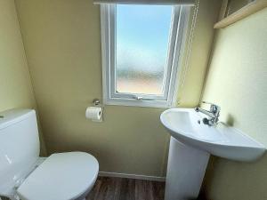 Vannituba majutusasutuses Lovely 6 Berth Caravan At Sunnydale Holiday Park Ref 35375S +7 fotot