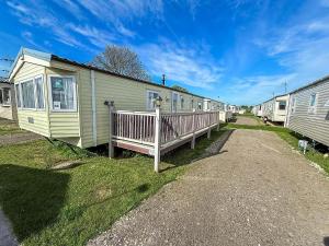 ラウスにあるLovely 8 Berth Caravan With Decking At Sunnydale Park, Lincolnshire Ref 35091Brのギャラリーの写真