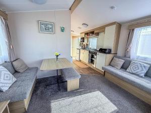 Η κουζίνα ή μικρή κουζίνα στο Homely 4 Berth Caravan For Hire In Lincolnshire At Sunnydale, Ref 35122S +7 φωτογραφίες