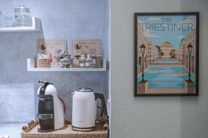 Príslušenstvo na prípravu kávy alebo čaju v ubytovaní Trieste Art Loft
