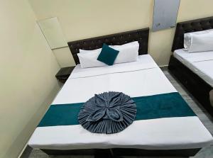 Postel nebo postele na pokoji v ubytování Hotel Kashi Paradise 300 Mtr Walking From Kashi Vishwanath Temple