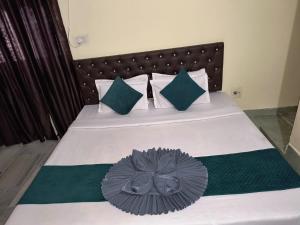 Postel nebo postele na pokoji v ubytování Hotel Kashi Paradise 300 Mtr Walking From Kashi Vishwanath Temple