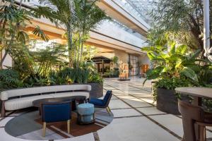 una serra con piante e un pianoforte in un edificio di The Diplomat Beach Resort Hollywood, Curio Collection by Hilton a Hollywood