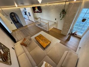 vistas panorámicas a una sala de estar con sofá y mesa en Toscana Suite - Wellness Loft, en Ludwigshafen am Rhein