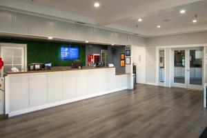 アナハイムにあるCapri Suites Anaheimの薬局のカウンターがある空っぽのロビー