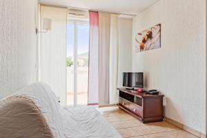 Μια τηλεόραση ή/και κέντρο ψυχαγωγίας στο Comfort Aparthotel Six-Fours