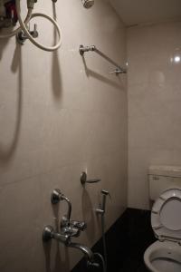 Koupelna v ubytování Raghunandan Residency + 57 fotografií