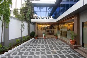 孟买Hotel Afotel Mumbai-Near International Airport的植物建筑前的商店