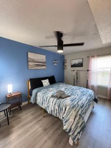 a bedroom with a bed and a blue wall at 4 STATE FAIR l DT Dallas l FIFA READY l Staycation 1Bd1Ba in Dallas