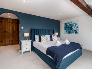 Кровать или кровати в номере Pass the Keys Quintessential Chilterns Hideaway