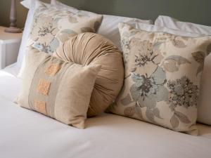 Кровать или кровати в номере Pass the Keys Quintessential Chilterns Hideaway