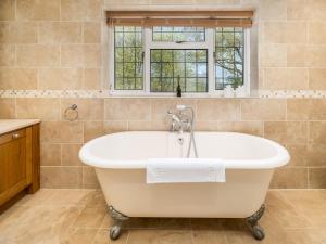Ванная комната в Pass the Keys Quintessential Chilterns Hideaway
