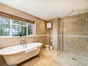 Ванная комната в Pass the Keys Quintessential Chilterns Hideaway