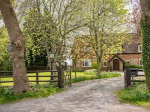 Сад в Pass the Keys Quintessential Chilterns Hideaway