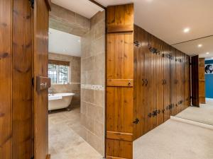 Кровать или кровати в номере Pass the Keys Quintessential Chilterns Hideaway