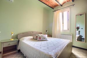 Postel nebo postele na pokoji v ubytování Casa immersa nella natura con piscina AC e wifi 2