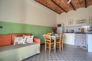 Kuchyň nebo kuchyňský kout v ubytování Casa immersa nella natura con piscina AC e wifi 2 + 32 fotografií