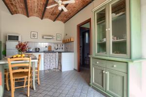 Kuchyň nebo kuchyňský kout v ubytování Casa immersa nella natura con piscina AC e wifi 2