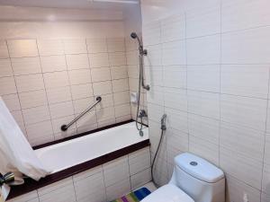 Bilik mandi di Alta Vista De Boracay F205 +7 gambar