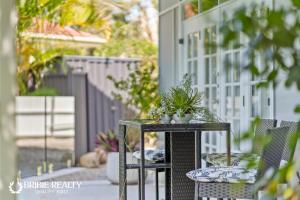 Bella Abode on Bribie - Loft with Pool的庭院或其他户外区域