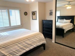 Un dormitorio con una cama, una cómoda y un espejo. en #Marbella Lane - 3BR Coastal Charm in Seal Beach, en Seal Beach