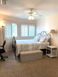 Un dormitorio con una cama y un ventilador de techo. en #Marbella Lane - 3BR Coastal Charm in Seal Beach, en Seal Beach