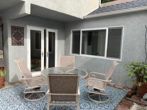 Un patio con una mesa y sillas en un patio. en #Marbella Lane - 3BR Coastal Charm in Seal Beach, en Seal Beach