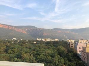 アパートメントから撮影された、または一般的な山の景色