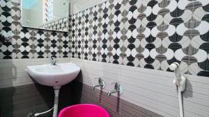 SSN HomeStays - Sri Venkateshwara Homesにあるバスルーム