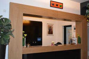 een kamer met uitzicht op een receptie bij Hotel Oranjeoord in Apeldoorn