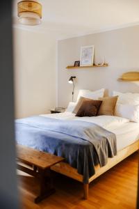 Postel nebo postele na pokoji v ubytování Moderne Fewo mit Balkon und Parkplatz - salt apartments
