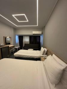Postel nebo postele na pokoji v ubytování Atlas International Hotels
