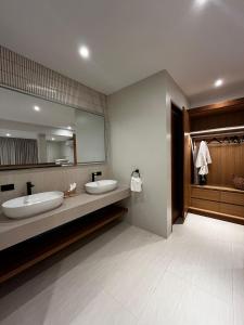 Ένα μπάνιο στο Baan Bophut Beach Hotel Samui - SHA Extra Plus