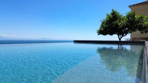 Бассейн в In Costa Relais & Luxury Suites или поблизости