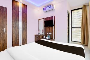 Ένα ή περισσότερα κρεβάτια σε δωμάτιο στο Hotel O Himgiri Guest House +53 φωτογραφίες