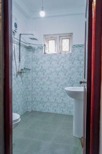 ein Badezimmer mit Waschbecken und Toilette in der Unterkunft WWPVNE Winter Wood Private Villa Nuwara Eliya in Nuwara Eliya