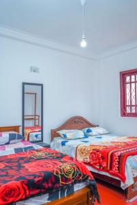 zwei nebeneinander stehende Betten in einem Schlafzimmer in der Unterkunft WWPVNE Winter Wood Private Villa Nuwara Eliya in Nuwara Eliya