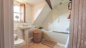 une salle de bain avec un lavabo, des toilettes et une baignoire dans l'établissement Stunning 4-Bed Thatched Cottage in Oxfordshire!, à Ledwell 51 autres photos