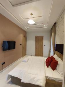 Postel nebo postele na pokoji v ubytování Nimbus Nook Apartments, GRA Ikeja, Lagos