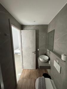 Ein Badezimmer in der Unterkunft Madaky Hotel