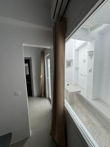ein Bad mit einem Spiegel und einem Waschbecken im Zimmer in der Unterkunft Madaky Hotel in Naoussa